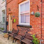 2 Bed In Oc-w974 * Whitby